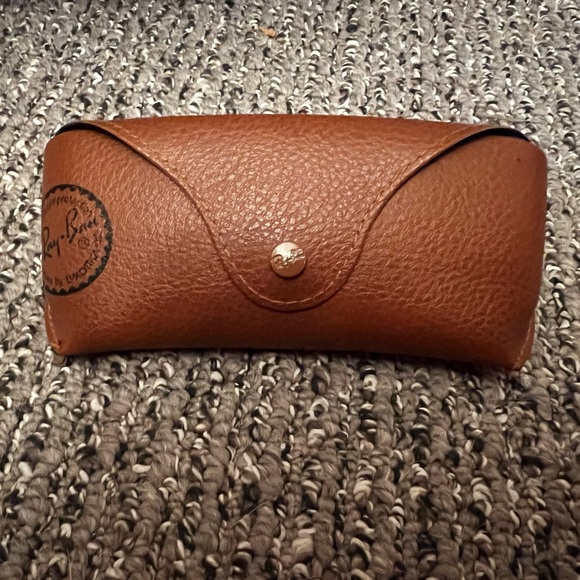 Ray-Ban style RB4068, polarized and comes with the case in new condition. - Picture 3 of 3